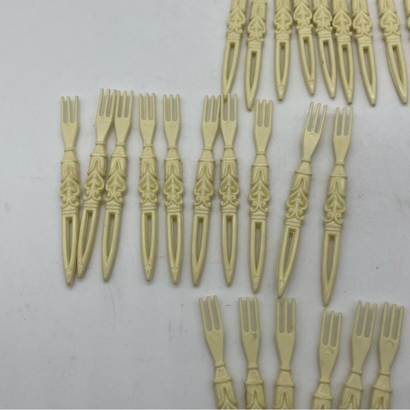 Vintage Plastic Cocktail Party Appetizer 31 Fork Set - Picture 5 of 14